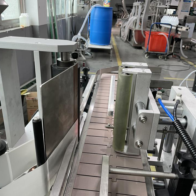 เครื่องติดฉลากตำแหน่งขวดกลมอัตโนมัติพร้อม Coder สำหรับขวดแก้วพลาสติกการใช้เครื่องดื่ม