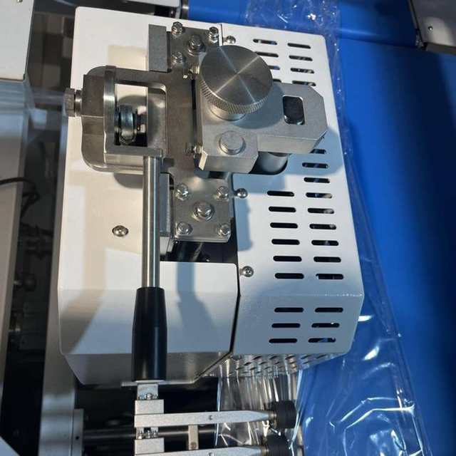 เครื่องห่อหดแบบปิดผนึกด้านข้างอัตโนมัติเป็นมิตรกับสิ่งแวดล้อมสำหรับเครื่องดื่มน้ำผลไม้น้ำดื่มบรรจุขวด