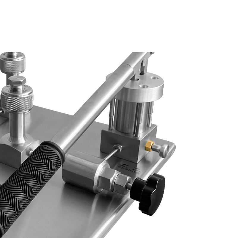 พอร์ตเอาต์พุตหลายพอร์ตตารางสอบเทียบความดันอากาศ 0.95~60bar Range Pressure Gauge Calibrator Instruments