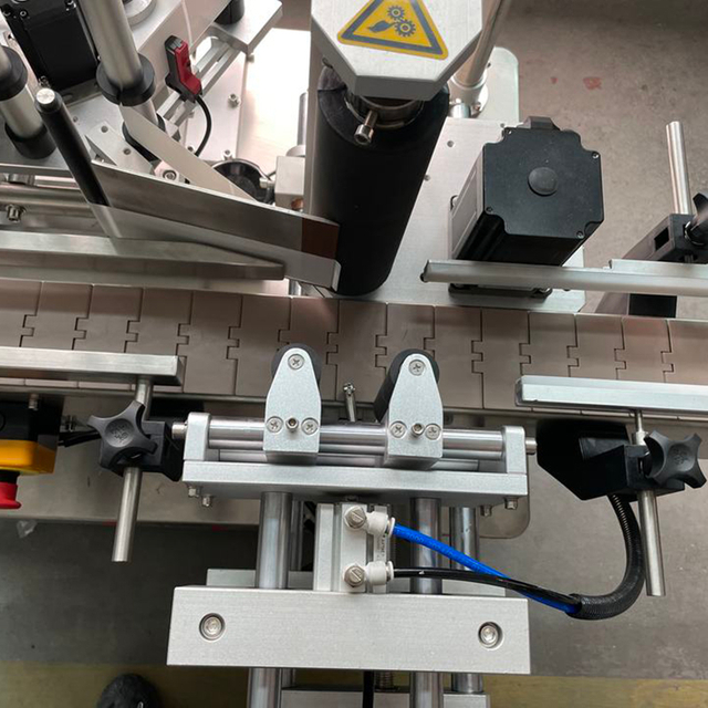 เครื่องติดฉลากตำแหน่งขวดกลมอัตโนมัติพร้อม Coder สำหรับขวดแก้วพลาสติกการใช้เครื่องดื่ม