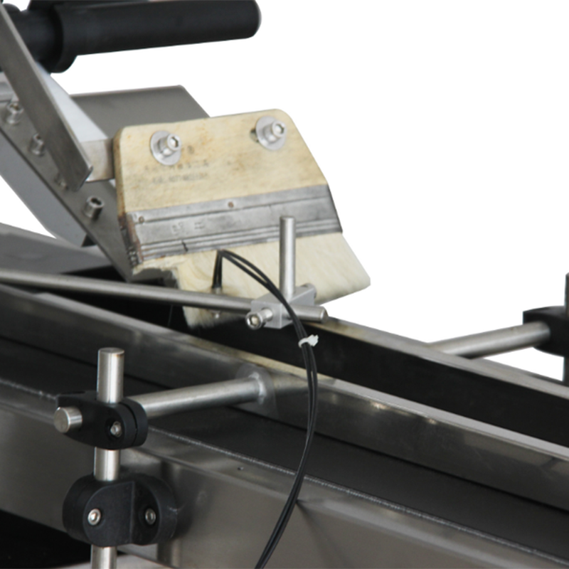 การควบคุม PLC ไฟฟ้าด้านล่างด้านบนเครื่องติดฉลากพื้นผิวเรียบอัตโนมัติสำหรับกล่องขวดกระป๋องโลหะ