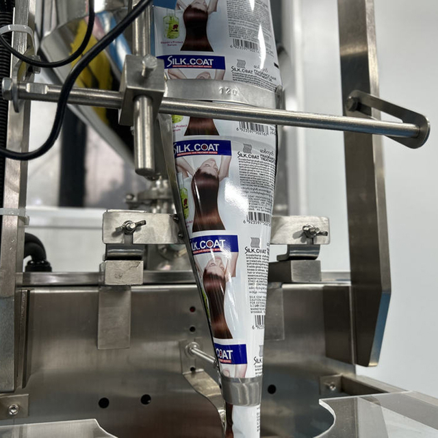 เครื่องซีลปากถุงบรรจุครีมลายนูนที่ให้ผลผลิตสูงสำหรับกระเป๋าใส่เครื่องสำอางบำรุงผิวอุปกรณ์เคมีอาหาร