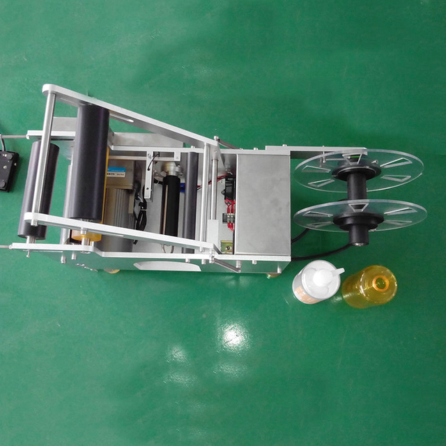 เครื่องติดฉลากขวดพลาสติกกลมกึ่งอัตโนมัติและเครื่องติดฉลากแบบแมนนวล