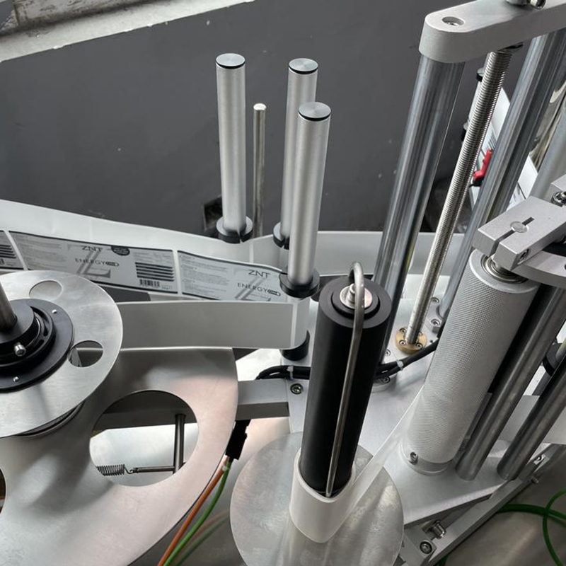 เครื่องติดฉลากตำแหน่งขวดกลมอัตโนมัติพร้อม Coder สำหรับขวดแก้วพลาสติกการใช้เครื่องดื่ม